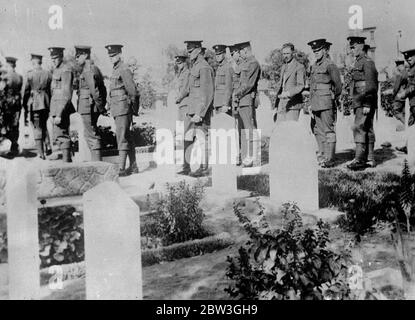 Servizio di testa di batteria di GENDIERE Guards prima della partenza dall'Egitto . Il battaglione della Guardia Grenadier, di stanza al Cairo, ha partecipato ad un servizio di batterista presso il cimitero britannico prima di lasciare l'Egitto per l'Inghilterra . Il battaglione deve essere ispezionato da re Edoardo quando arriva a Londra . Spettacoli fotografici , Grenadier Guards passando attraverso il cimitero britannico dopo il servizio di drumhead . 5 aprile 1936 Foto Stock