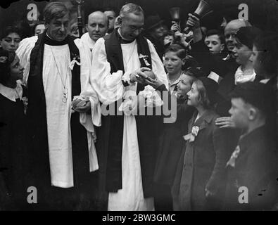 Il Vescovo australiano distribuisce arance e limoni al servizio bambini di St Clement Danes . Il servizio dei bambini arance e limoni , al quale predicava il Vescovo di Rockhampton , Australia , si svolse nello Strand di St Clement Danes , la chiesa immortalata nella vecchia filastrocca . Al termine del servizio il Vescovo, assistito dal Rettore, il Rev. W Pennington Bickford , distribuiva arance e limoni ai bambini . Mostre fotografiche , il Vescovo di Rockhampton , Australia , che distribuisce arance e limoni ai bambini . Alla sua sinistra si trova il Rev Pennington Bickford . 3 aprile Foto Stock