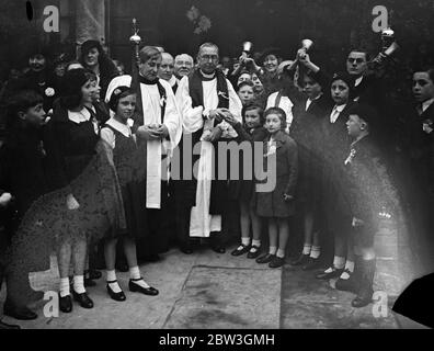 Il Vescovo australiano distribuisce arance e limoni al servizio bambini di St Clement Danes . Il servizio dei bambini arance e limoni , al quale predicava il Vescovo di Rockhampton , Australia , si svolse nello Strand di St Clement Danes , la chiesa immortalata nella vecchia filastrocca . Al termine del servizio il Vescovo, assistito dal Rettore, il Rev. W Pennington Bickford , distribuiva arance e limoni ai bambini . Mostre fotografiche , il Vescovo di Rockhampton , Australia , che distribuisce arance e limoni ai bambini . Alla sua sinistra si trova il Rev Pennington Bickford . 3 aprile Foto Stock