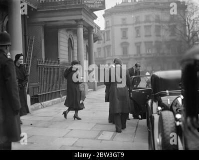 Duca e Duchessa del Kent lasciano Londra a casa per un week end nel paese . Il Duca e la Duchessa di Kent lasciano la loro casa di Piazza Belgrave . 3 aprile 1935 Foto Stock