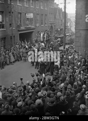 Il pullman originale pickwick arriva a Rochester Centenary Drive da Londra . La scena come sindaco di Rochester ha ricevuto il pullman Commodore al Bull Hotel . 30 marzo 1935 Foto Stock