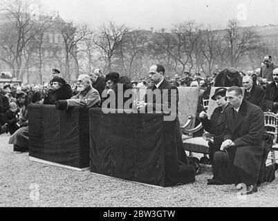 Gli Asburgo si inginocchiano in preghiera in commemorazione dell'imperatore Carlo . I membri della Casa degli Asburgo si inginocchiarono in preghiera davanti al Palazzo Schwarzenberg , Vienna , quando si tenne un servizio commemorativo per l'Imperatore Karl . Foto , da destra a sinistra , Arciduca Anton d'Asburgo , Arciduchessa Ileana e Arciduca Josef Ferdinando d'Austria ( barba bianca ) inginocchiati in preghiera . 31 marzo 1936 Foto Stock