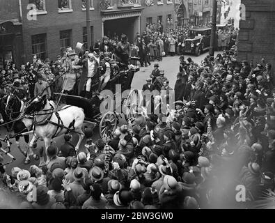 Il pullman originale pickwick arriva a Rochester Centenary Drive da Londra . La scena come sindaco di Rochester ha ricevuto il pullman Commodore al Bull Hotel . 30 marzo 1935 Foto Stock