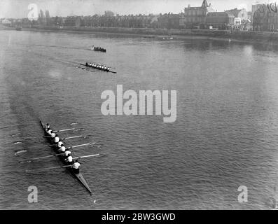 London University Bear Cambridge in gara di barche donne a Barnes . L'equipaggio della London University si è concluso molto prima di Cambridge al Barnes Bridge . Londra sulla sinistra. 21 marzo 1935 Foto Stock