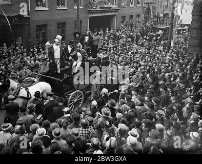 Il pullman originale pickwick arriva a Rochester Centenary Drive da Londra . La scena come sindaco di Rochester ha ricevuto il pullman Commodore al Bull Hotel . 30 marzo 1935 Foto Stock