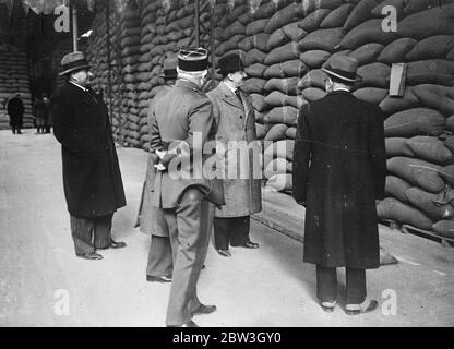 Il Ministro francese dell'Agricoltura controlla le riserve di grano - crisi internazionale causa apprensione . M Theillier , Ministro dell' Agricoltura (cappotto chiaro, cappello scuro ) che ispeziona i depositi di grano a Ile St Denis . 17 marzo 1935 Foto Stock