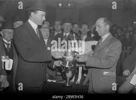 Campione di Craft's Dog Show . Il signor Nigel Coleman, deputato di sinistra, Presidente della Cruft, presenta le coppe al signor A Eggleston, proprietario della Pennine prima Donna, il puntatore, cane campione dello spettacolo. Pennine prima Donna è centro . 7 febbraio 1935 Foto Stock