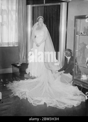 La sig.na Pattie Bevis sposarsi a St George . 1 luglio 1935 Foto Stock