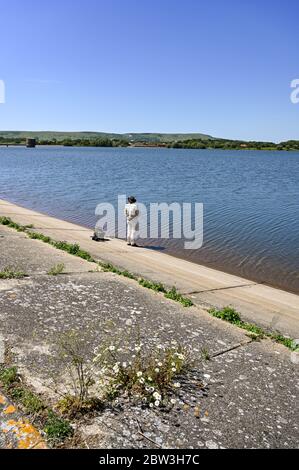 Eastbourne UK 29 maggio 2020 - un pescatore di mosca al serbatoio di Arlington vicino Eastbourne in Sussex in una giornata calda di sole durante la crisi pandemica di Coronavirus COVID-19 . Credit: Simon Dack / Alamy Live News Foto Stock