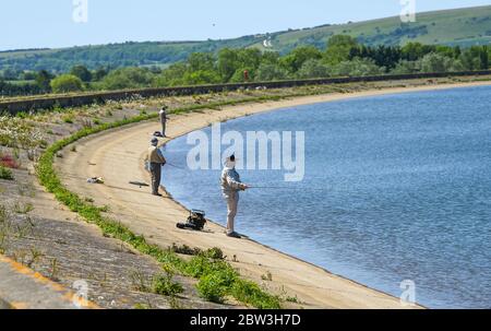 Eastbourne UK 29 maggio 2020 - pescatori di Arlington Reservoir, nei pressi di Eastbourne, Sussex, in una giornata di sole durante la crisi pandemica di Coronavirus COVID-19 . Credit: Simon Dack / Alamy Live News Foto Stock