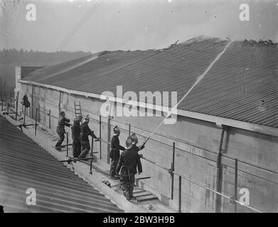 Il fuoco infuria ai nuovi studi cinematografici di Denham , Buckinghamshire . Pompieri che combattono la bizzarone . 17 marzo 1935 Foto Stock