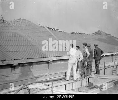 Il fuoco infuria ai nuovi studi cinematografici di Denham , Buckinghamshire . Gli operai di studio combattono le fiamme . 17 marzo 1935 Foto Stock