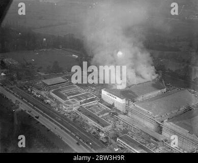 Il fuoco infuria ai nuovi studi cinematografici di Denham , Buckinghamshire . Una vista aerea del monolocale. 17 marzo 1935 Foto Stock