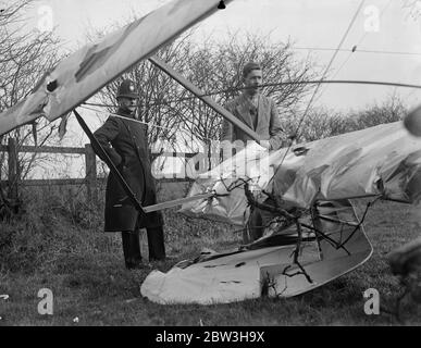 Aereo , pilotato da 22 anni Londoner colpisce l'albero e si schianta in campo in Essex . Il pilota, John Everett Ray , guarda nel pozzetto del suo aereo danneggiato . 19 marzo 1935 Foto Stock