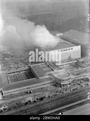 Il fuoco infuria ai nuovi studi cinematografici di Denham , Buckinghamshire . Una vista aerea del monolocale. 17 marzo 1935 Foto Stock