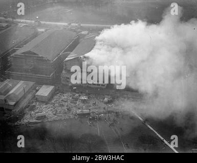 Il fuoco infuria ai nuovi studi cinematografici di Denham , Buckinghamshire . Una vista aerea del monolocale. 17 marzo 1935 Foto Stock