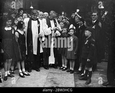 Il Vescovo australiano distribuisce arance e limoni al servizio bambini di St Clement Danes . Il servizio dei bambini arance e limoni , al quale predicava il Vescovo di Rockhampton , Australia , si svolse nello Strand di St Clement Danes , la chiesa immortalata nella vecchia filastrocca . Al termine del servizio il Vescovo, assistito dal Rettore, il Rev. W Pennington Bickford , distribuiva arance e limoni ai bambini . Foto: Il Vescovo di Rockhampton , Australia , che distribuisce arance e limoni ai bambini . Alla sua sinistra si trova il Rev Pennington Bickford . 3 aprile Foto Stock