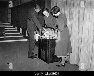 Il messaggero di 16 anni costruisce radio Gram , esposto alla mostra dell'Ufficio postale . La mostra degli hobby dei messaggeri per i ragazzi dell' Ufficio postale ha aperto presso la Sala Re Giorgio V dell' Ufficio Centrale del Telegraph, e C. Nella mostra , in foto , William Talbot Clegg , un messaggero di 16 anni , che dimostra il gramofono radio di tutte le reti che ha progettato e costruito . 23 marzo 1936 Foto Stock