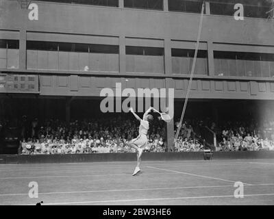 Helen Jacobs in gioco nelle donne single al Wimbledon Lawn Tennis Championships . 2 luglio 1935 Foto Stock