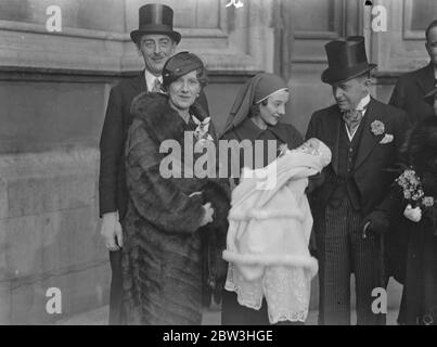 Il figlio del deputato battezzato dal Vescovo di Gloucester nella cripta delle Camere del Parlamento . La signora Leslie Boyce (in pelliccia ) , il bambino tra le braccia della sua infermiera, il signor H Leslie Boyce , il signor MP (accanto all' infermiera ) e il maggiore Bevan (a sinistra ) dopo il battesimo . 8 febbraio 1935 Foto Stock