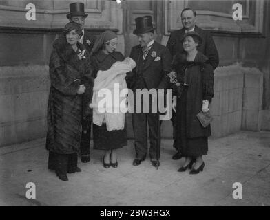 Il figlio del deputato battezzato dal Vescovo di Gloucester nella cripta delle Camere del Parlamento . La signora Leslie Boyce (in pelliccia ) , il bambino tra le braccia della sua infermiera, il signor H Leslie Boyce , il signor MP (accanto all' infermiera ) e il maggiore Bevan (a sinistra ) dopo il battesimo . 8 febbraio 1935 Foto Stock