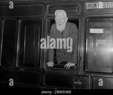 Il sig. George Bernard Shaw parte per il Sudafrica. Partendo dal treno della barca dalla stazione di Waterloo , Londra , George Bernard Shaw pensa che i nativi abbiano modi migliori degli europei . 21 marzo 1935 Foto Stock