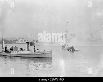 Il sottomarino HMS H 44 (N 44) attacca la rete da traino a Chatham. Reherasal per la settimana della Marina . Navi da guerra sono state attaccate dall'aria e sotto il mare a Chatham quando una prova per la settimana della Marina - apertura il sabato prossimo , 1 agosto alla base di Kentish . Molte nuove caratteristiche sono state incluse nel programma per la mostra di Chatham , che sarà aperta dal Sindaco Lord di Londra , Sir Percy Vincent . Foto spettacoli , un sottomarino che attacca un peschereccio nella prova della settimana della Marina di Chatham, seguito da HMS Electra (H 27) e HMS Encounter (H 10) . 30 luglio 1936 Foto Stock