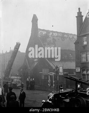 Fuoco di lotta antincendio alla chiesa di Londra . Cento vigili del fuoco con venti motori sono stati chiamati a combattere una grave officatura alla Chiesa di St David a Westbourne Road , Islington . Quando i vigili del fuoco arrivarono , il tetto era già una massa di fiamme e le torri d'acqua di 280 piedi erano precipitosamente in su . Poco dopo il tetto crollò. Foto mostra ; la chiesa bruciata . 11 febbraio 1935 Foto Stock