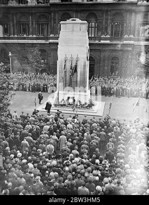 I pellegrini canadesi partecipano alla cerimonia speciale al Cenotafe . I piliggioni canadesi che hanno partecipato alla presentazione del Vimy Bridge Memorial e stanno facendo una visita a Londra , hanno partecipato per un servizio speciale al Cenotaph di Whitehall . Quasi la metà dei pellegrini sono vedove di guerra delle donne o parenti di uomini caduti in Francia . Spettacoli fotografici : uno dei pellegrini canadesi che stende una corona sul Cenotafe . 29 Jul 1936 Foto Stock