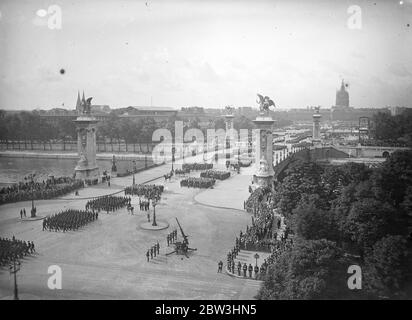 Il potere Millenario della Francia si parade come l' Aniversario della caduta della Bastiglia . Lebrun , Presidente della Repubblica , e altri membri del governo francese hanno assistito alla sfilata dell' esercito motorizzato francese sugli Champs Elysees , Parigi , nell' anniversario della caduta della Bastiglia nella Rivoluzione francese . Mentre le forze meccanizzate passarono il presidente , 200 aerei si ruggevano in testa . Spettacoli fotografici : una vista generale della spettacolare parata militare . 14 Jul 1936 Foto Stock