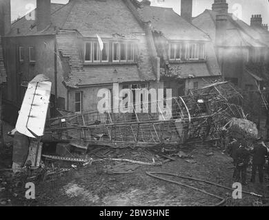 Ufficiali del Ministero dell'aria ispezionare il relitto dell'aereo in cui quattro sono stati uccisi . Quattro occupanti della nave Imperial Airways Vellox sono stati uccisi quando l'aereo si è schiantato sul lato di una casa a Sandy Lane , Wallington , Surrey , quando, durante il suo viaggio a Parigi nelle prime ore del mattino , l'aereo è scoppiato in fiamme . A bordo della macchina c'erano il capitano J . Orr ; Captain Miles Ferguson; e operatori wireless Arbuckle e Caro . Il Vellox era un biplano a due motori ed era utilizzato su un servizio sperimentale di trasporto aereo notturno tra Londra e Parigi . Spettacoli fotografici : l'aereo relitto in Foto Stock