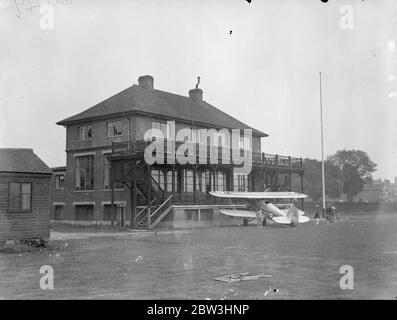 Un Hawker Fury 1 (K 2067), del n. 3, della scuola di addestramento in volo, sbarcò a Grantham e si imbatte nel padiglione danneggiando le sue ali starboad. 30 luglio 1936 Foto Stock