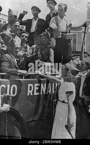 Prime immagini ricevute dalla prima posta in Spagna i volontari lasciano Madrid per Guadarrama . Queste immagini, che mostrano in dettaglio grafico scene della guerra civile , sono state ricevute dalla prima posta autorizzata fuori dalla Spagna dallo scoppio della rivoluzione . Centinaia di volontari , armati dal governo , stanno guidando Madrid per Guadarrama - nel nord della città - dove i ribelli avanzano . Foto : reclutati armati dal governo che guida Madrid per Guadarrama per unire le forze governative contro i ribelli . In primo piano è una delle molte donne arruolate e braccio dal governo Foto Stock