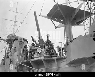 Aerei bombardano navi da guerra a Portsmouth Navy settimana prova . Rigonfiando in basso sui moli in mezzo ad un bombardamento intensivo da batterie anti-aerei, i bombardieri siluro tentarono di' affondare' una corazzata britannica nel porto di Portsmouth. Aerei e navi stavano provando per la mostra ' Modern Warfare ' che devono dare nel programma della settimana della Marina. Foto spettacoli , un equipaggio di armi a gas anti-aerei in azione contro i bombardamenti aerei su ' HMS Iron Duke' durante le prove della settimana della Marina di Portsmouth . 30 luglio 1936 Foto Stock