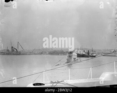 Il sottomarino HMS H 44 (N 44) attacca la rete di traino a Chatham . Reherasal per la settimana della Marina . Navi da guerra sono state attaccate dall'aria e sotto il mare a Chatham quando una prova per la settimana della Marina - apertura il sabato prossimo , 1 agosto alla base di Kentish . Molte nuove caratteristiche sono state incluse nel programma per la mostra di Chatham , che sarà aperta dal Sindaco Lord di Londra , Sir Percy Vincent . Spettacoli fotografici , un sottomarino che attacca un peschereccio nella prova della settimana della Marina di Chatham , seguito da HMS Electra (H 27) e HMS Encounter (H 10) . 30 luglio 1936 Foto Stock