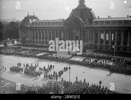 Il potere Millenario della Francia si parade come l' Aniversario della caduta della Bastiglia . Lebrun , Presidente della Repubblica , e altri membri del governo francese hanno assistito alla sfilata dell' esercito motorizzato francese sugli Champs Elysees , Parigi , nell' anniversario della caduta della Bastiglia nella Rivoluzione francese . Mentre le forze meccanizzate passarono il presidente , 200 aerei si ruggevano in testa . Spettacoli fotografici : una vista generale della spettacolare parata militare . 14 Jul 1936 Foto Stock