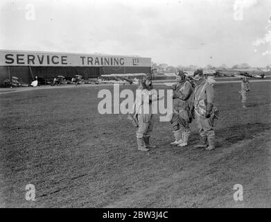 Una visione generale della Britannains Air University Air Service Training Ltd di Hamb . Mostrare gli studenti in attesa sulla pista di erba. Foto mostra studenti piloti si sono levati davanti a un asfalto di Avro 634 Cadet aerei allenatori . 2 dicembre 1935 Foto Stock