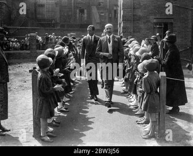 Duca di Kent apre nuovi appartamenti a Westminster . Il Duca di Kent , in sostituzione della Duchessa che ha annullato tutti i suoi impegni , ha aperto i nuovi appartamenti moderni della tenuta Techbrook del Westminster Housing Trust a Pulford Street . 6 luglio 1935 Foto Stock
