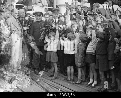 Il primo freighter di Stalingrado a fare il viaggio attraverso il Circolo polare Artico arriva a Londra . Il capitano R Melekhov accolto dai bambini della colonia sovietica a Londra all'arrivo alle banchine di Surrey . 28 settembre 1935 Foto Stock