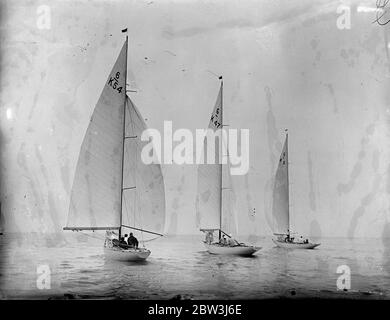 Gli yacht gareggiano nelle prove olimpiche a Burnham su Crouch . I Giochi Olimpici che eliminavano le prove per yacht di sei metri , monotype e di classe stellare , tenuti sotto i sospetti del Royal Corinthian Yacht Club , si sono svolti a Burnham, in Crouch , Essex . Le gare si svolgono per scegliere i migliori rappresentanti tra quelli iscritti a Kiel nelle Olimpiadi di agosto. Foto spettacoli, vele billowing, Catherine (H 47) di proprietà di J D C Ewigg e H Ryan e Kyle (K 54) F S Spriggs e Nona (K 9) di proprietà di F G Mitchell in concorrenza nella classe dei sei metri. 13 maggio 1936 Foto Stock