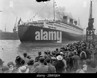 La ' RMS Queen Mary' salpa da Southampton in un viaggio da nubile. Allietato da un quarto di milione di persone che riempiono ogni pollice disponibile dei banchine . La Regina Mary, 80 anni, 000 e' orgogliosa della British Merchant Navy, salpò da Southampton in un suo primo viaggio in America. Era ' vestita su tutti ' con bandiere e centinaia di barche impavidite intorno a lei mentre si allontanava . Spettacoli fotografici , ' RMS Queen Mary ' , lasciando la sua ormeggio guardato dalla grande folla a Southampton . 27 maggio 1936 27 maggio 1936 Foto Stock