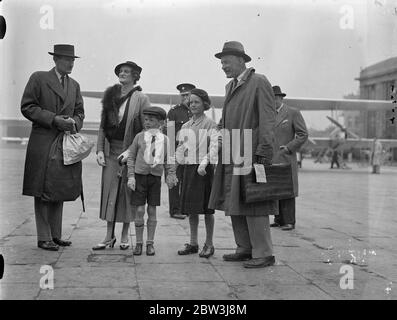 Il Capo Maresciallo dell'aria accolto dai suoi figli , quando arriva a casa dal Medio Oriente . Il maresciallo capo dell'aria Sir Robert Brock Popham è stato accolto da sua moglie e da due bambini quando è arrivato all'aeroporto di Croydon via aerea dal Medio Oriente . Foto spettacoli , il capo dell'aria Marsshal Sir Robert Brock Popham abbracciando i suoi due figli all'arrivo a Croydon . 4 giugno 1936 Foto Stock