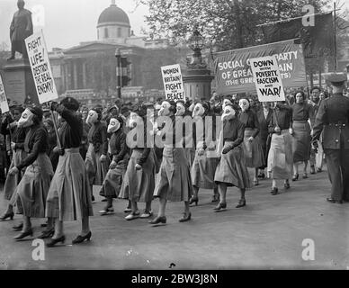 Donne mascherate guidano manifestanti in Trafalgar Square, incontro di pace . Guidati da donne che indossano rappresentazioni di maschere a gas , migliaia si sono riuniti oggi in Piazza Trafalgar ( Domenica ) per il grande incontro di Pace . Sylvia Pankhurst , il suffragette veterano , Monica Whately e Wal Hannington si rivolse alle folle . Spettacoli fotografici , donne in carta 'maschere a gas' che arrivano a Trafalgar Square per l'incontro . 17 maggio 1936 Foto Stock