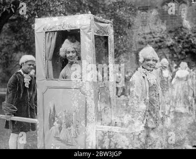 Scene del passato ricreate a Hatfield Pageant scene che hanno avuto luogo a Hatfield , Hertfordshire , fin dai tempi della regina Elisabetta sono stati reenacted in Hatfield Park quando i ballerini del folk Hartfordshire prodotto un agente intitolato sette secoli di ballo . I terreni di Hatfield House , che fu la casa della Regina Elisabetta durante la sua infanzia e il suo pensionamento , furono prestati dai marchesi e dalla Marchesa di Salisbury . All'edizione del concorso hanno partecipato tra i cinquecento e i seicento ballerini . Spettacoli fotografici : Miss C . James come una signora di corte del 18 ° secolo che viene portato in una sedia sedane . 4 Ju Foto Stock