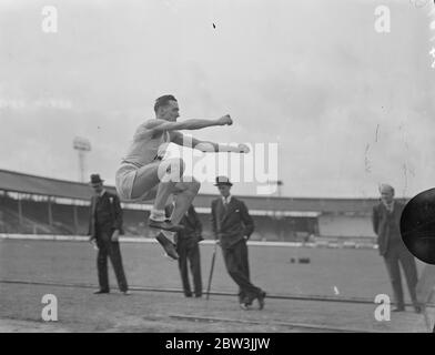 I Campionati AAA si aprono sotto la pioggia battente a White City . I campionati dell' Associazione atletica dilettante , che ae considerava come prove per i Giochi Olimpici di Berlino , si aprirono sotto la pioggia battente alla White City di Londra . Gli atleti di maggior successo dei campionati saranno membri della squadra britannica per i Giochi Olimpici . Una caratteristica della riunione è il Decatholon . Cinque dei dieci eventi del Decathlon sono da decidere in ciascuno dei due giorni. Foto shos , e R Walker della Scottish Amateu Athletics Association nel salto di lunga durata Decatholon . 10 luglio 1936 Foto Stock