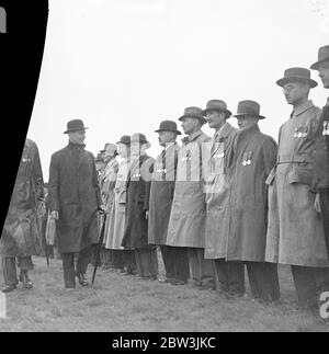 Duke of York tournée in mostra agricola sotto pioggia battente . Nonostante la pioggia intensa , il Duca di York insistette nel fare un tour di ispezione quando visitò lo spettacolo annuale della Hertfordshire Agricultural Society tenutosi a Hatfield Park , il terreno della casa del Marchese e della Marchesa di Salisbury . La mostra è la più grande mostra agricola di un giorno del paese e l'ingresso , per un totale di 5850 , rispetto alle 5236 dello scorso anno è stato un record . Spettacoli fotografici , il duca di York che ispeziona la guardia d'onore . 9 luglio 1936 Foto Stock