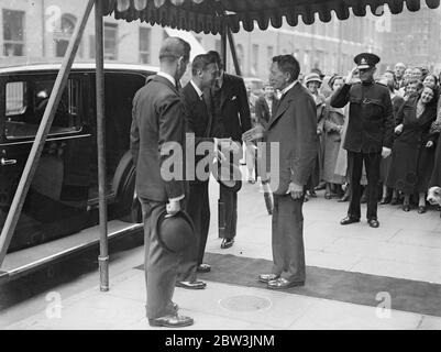 Il Duca di York apre la nuova sede dell'Istituto Nazionale per i non udenti . Il Duca di York [ Prince Albert Future George VI ] ha aperto la nuova sede dell'Istituto Nazionale per i non udenti a 105 , Gower Street . Spettacoli fotografici : il Duca di York che viene accolto da Lord Charnwood all'arrivo . 11 Jun 1936 Foto Stock