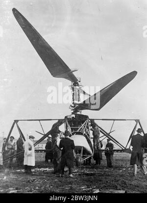 Il giroplano più strano . Nessuna elica anteriore e nessun parafango . Esame del nuovo giroplano a Villacoublay, Francia. 1935 Foto Stock