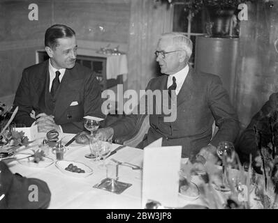 U S primo Signore del mare ai corrispondenti americani pranzo ai delegati navali . I delegati americani alla London Naval Conference , e l' Hon Vincent Massey , Alto Commissario per il Canada , sono stati ospiti di un pranzo offerto in loro onore dagli americani Corinterpellati a Londra , al Savoy Hotel . Foto spettacoli , ammiraglio William Standley U S Capo delle operazioni Navali , parlando con Ray Atherton dell'Ambasciata americana , ( sinistra ) . 8 gennaio 1936 Foto Stock