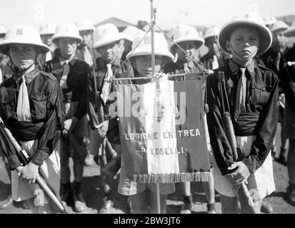 Foto in aereo dal fronte Nord Italiano . Bandiera della legione Eritrea dei giovani fascisti . Il Maresciallo de Bono recensì la Legione Eritrea dei giovani fascisti nell' aerodromo di Asmara , la base Eritrea , prima di consegnare il comando al maresciallo Badoglio in occasione del suo richiamo a Roma . De Bono prese il saluto nel passato di marzo e successivamente diede il suo saluto alle truppe . Foto , la bandiera della Legione Eritrea dei giovani fascisti alla sfilata . 3 dicembre 1935 Foto Stock